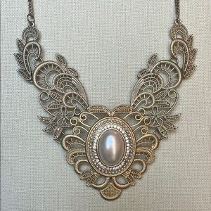 Vtg Ornate and Elegant Gold pearl Pendant Necklace